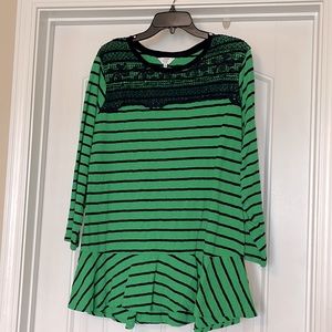 Crown & Ivy 3x top with flare detail EUC